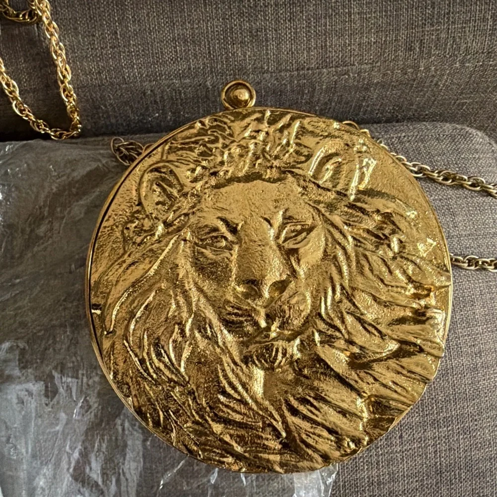 Round Gold Lion Relief Clutch